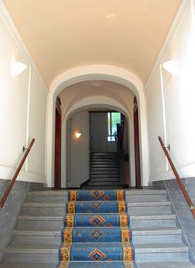 Eingangstreppe und Foyer Hochpaterre